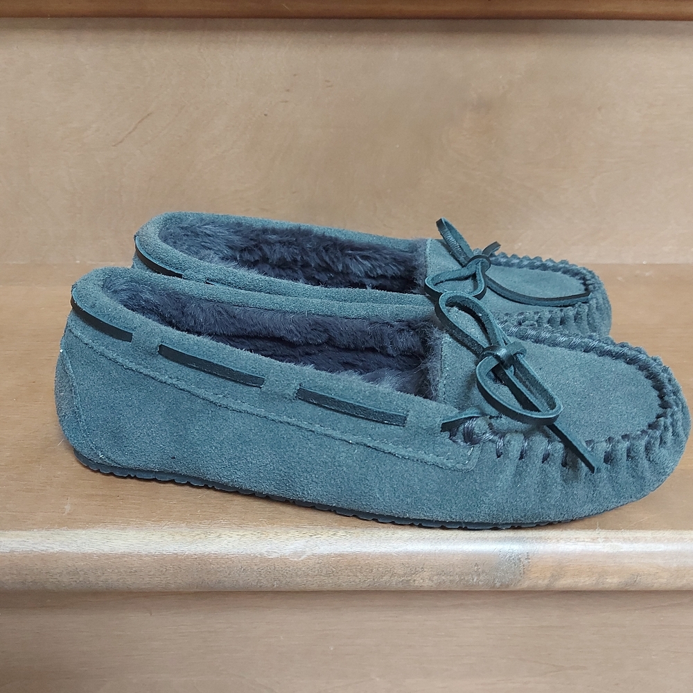 Minnetonka Sheepskin Hardsole Indoor Outdoor Slipper Moccasin Gray Size 6